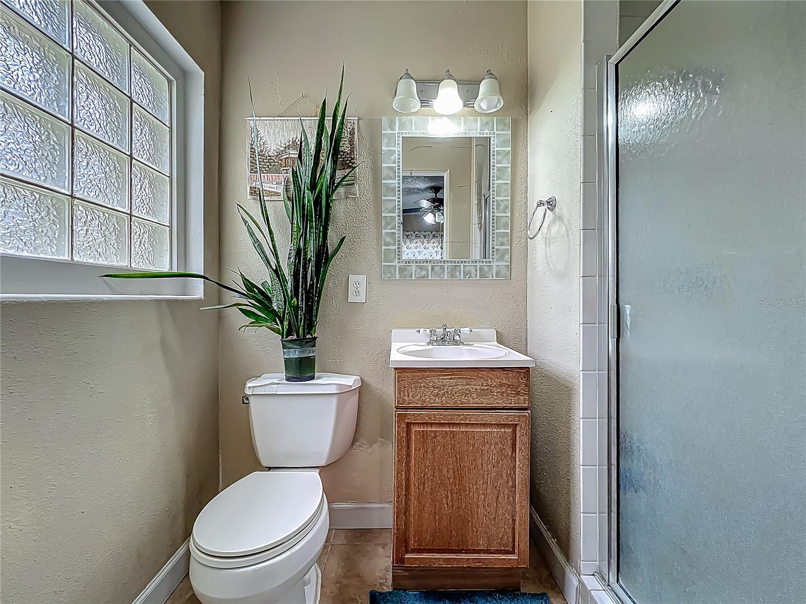 Image 29 of 51 For 920 Gloriosa Avenue