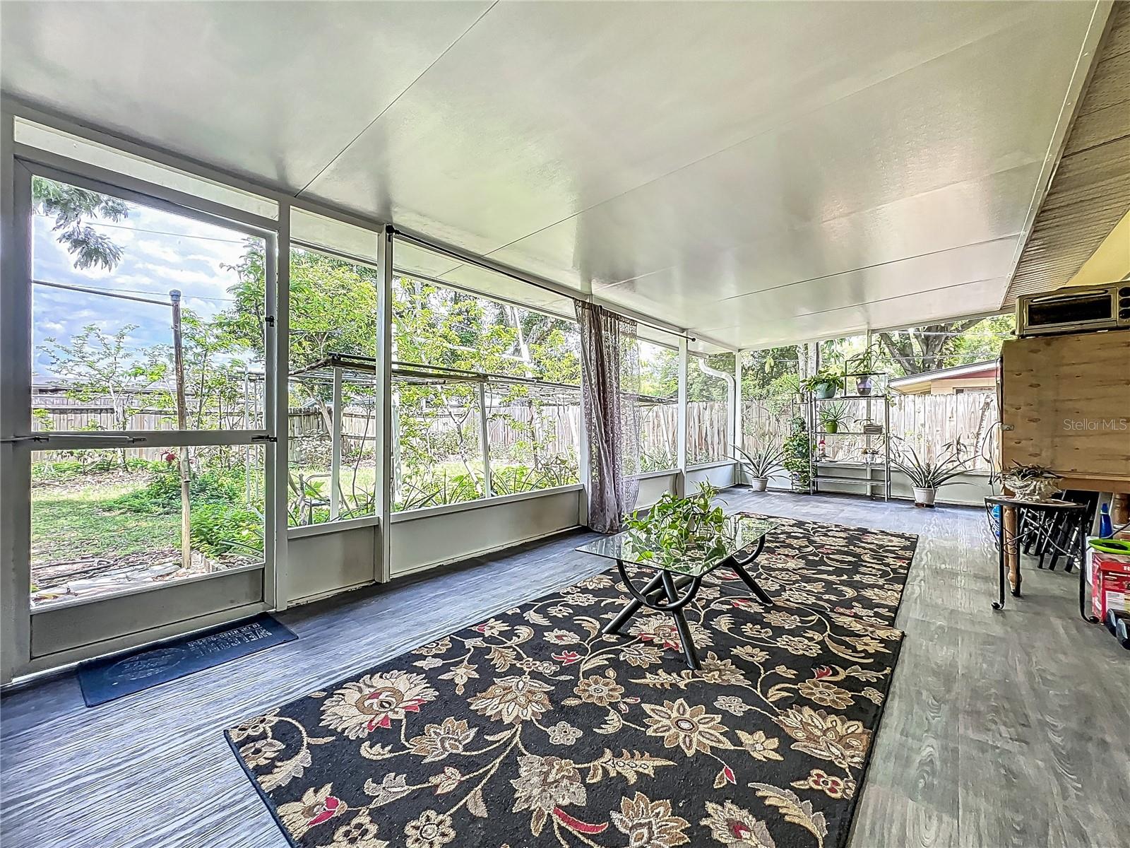 Image 32 of 51 For 920 Gloriosa Avenue