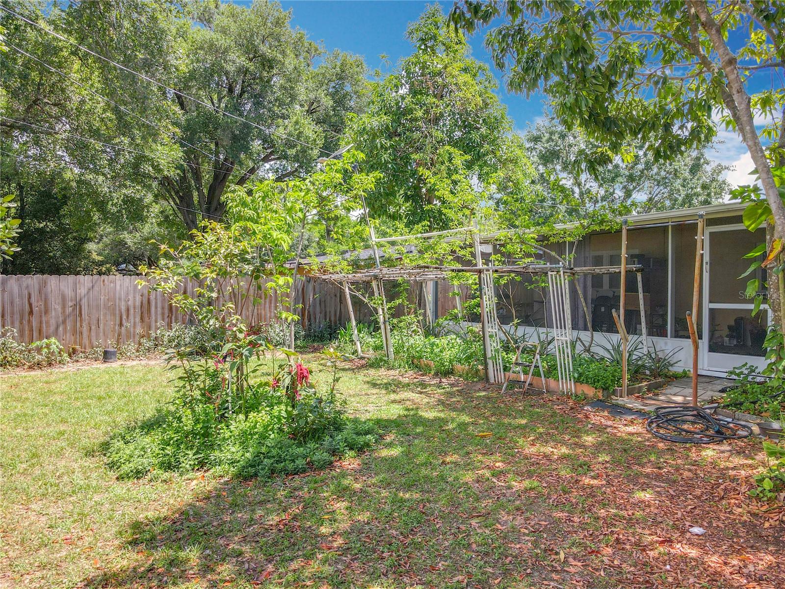 Image 37 of 51 For 920 Gloriosa Avenue