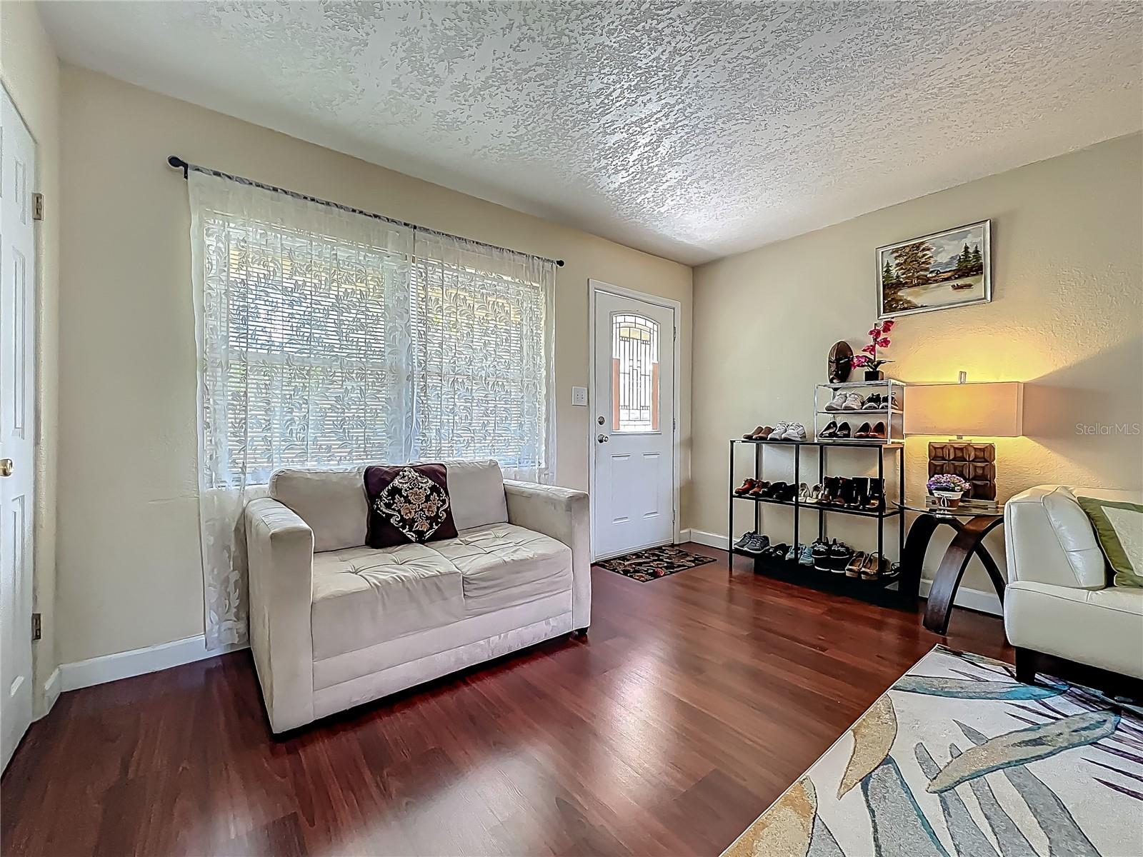 Image 7 of 51 For 920 Gloriosa Avenue