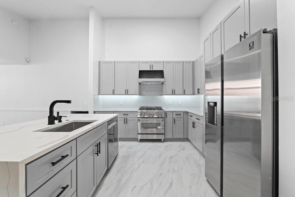 Image 4 of 34 For 13810 Sutton Park Drive N 1139