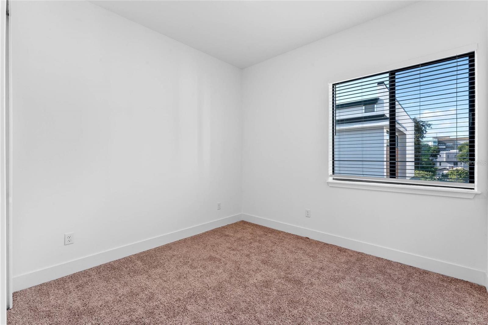 Image 22 of 30 For 42 Harding Street E