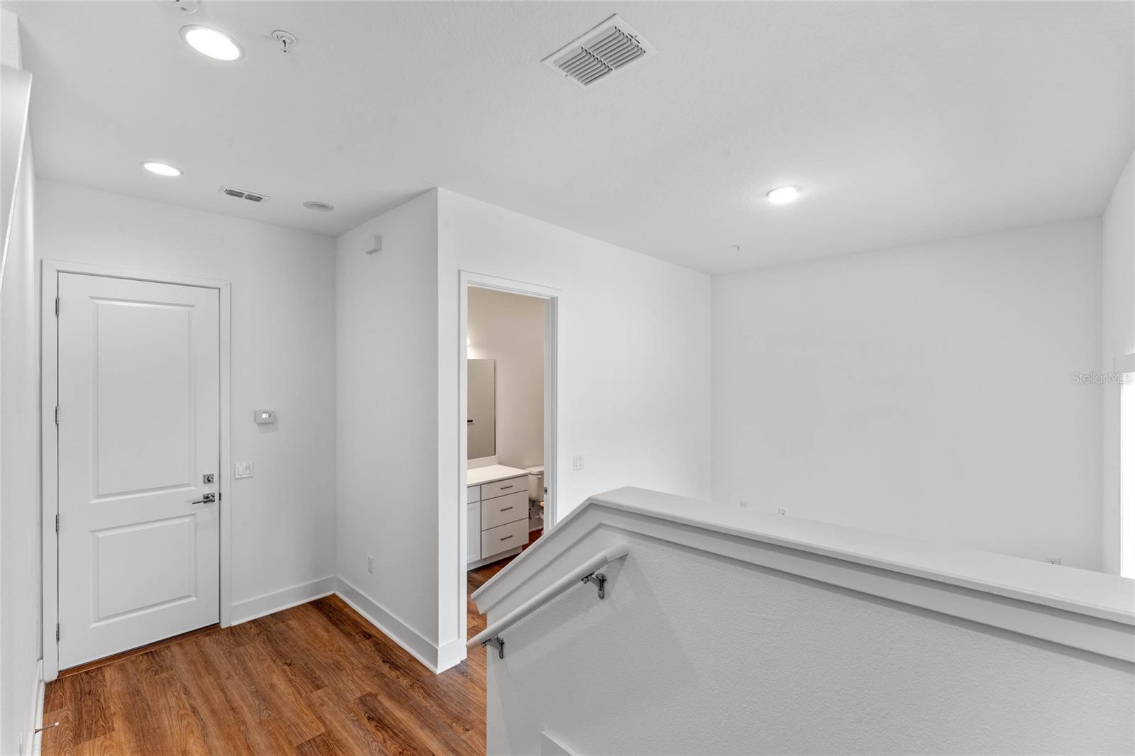 Image 6 of 30 For 42 Harding Street E