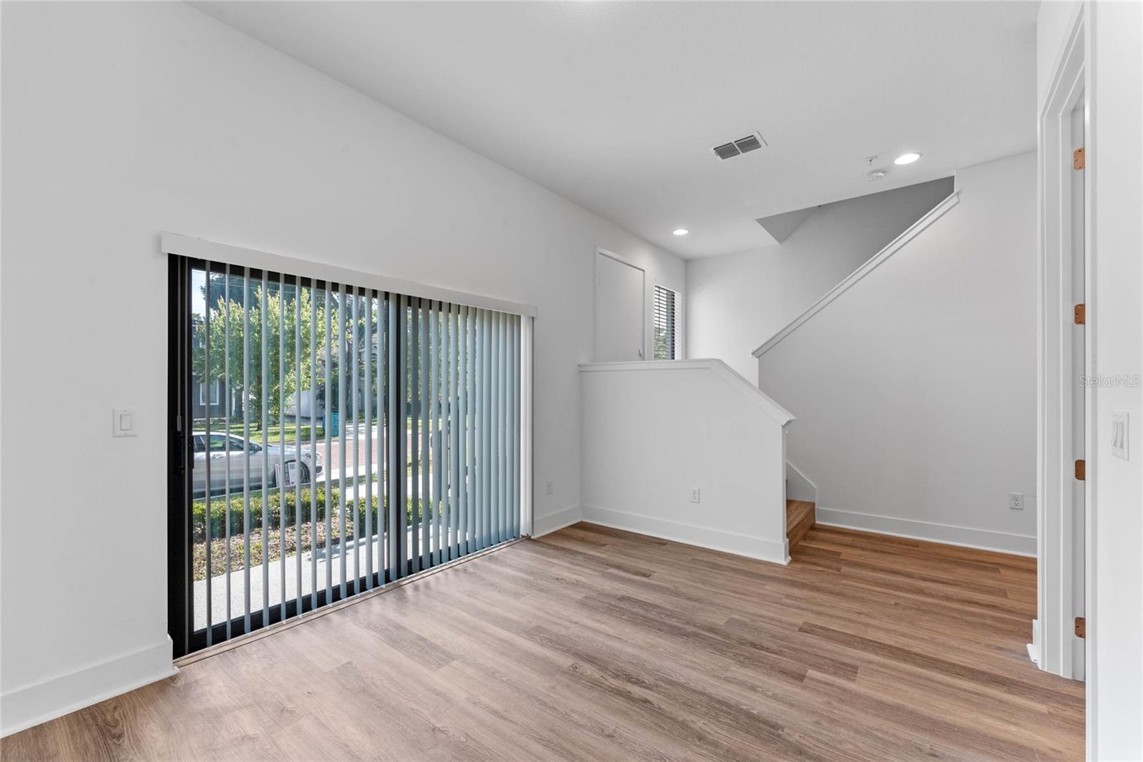 Image 8 of 30 For 42 Harding Street E