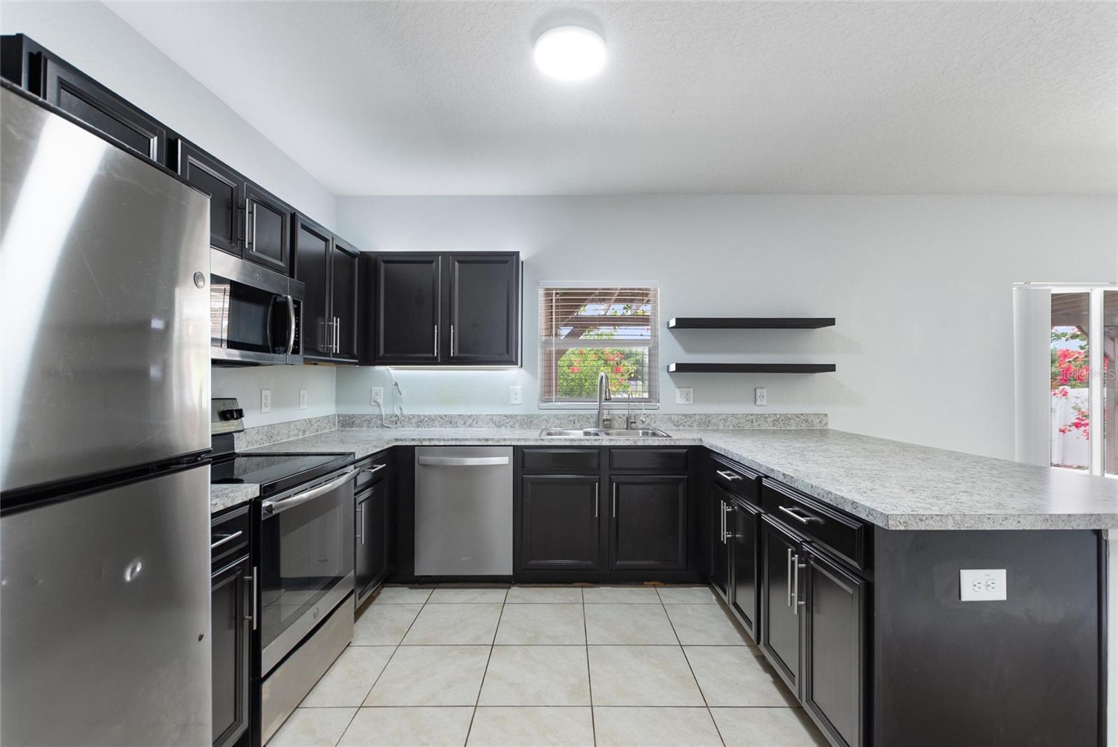 Image 19 of 74 For 372 Willet Street
