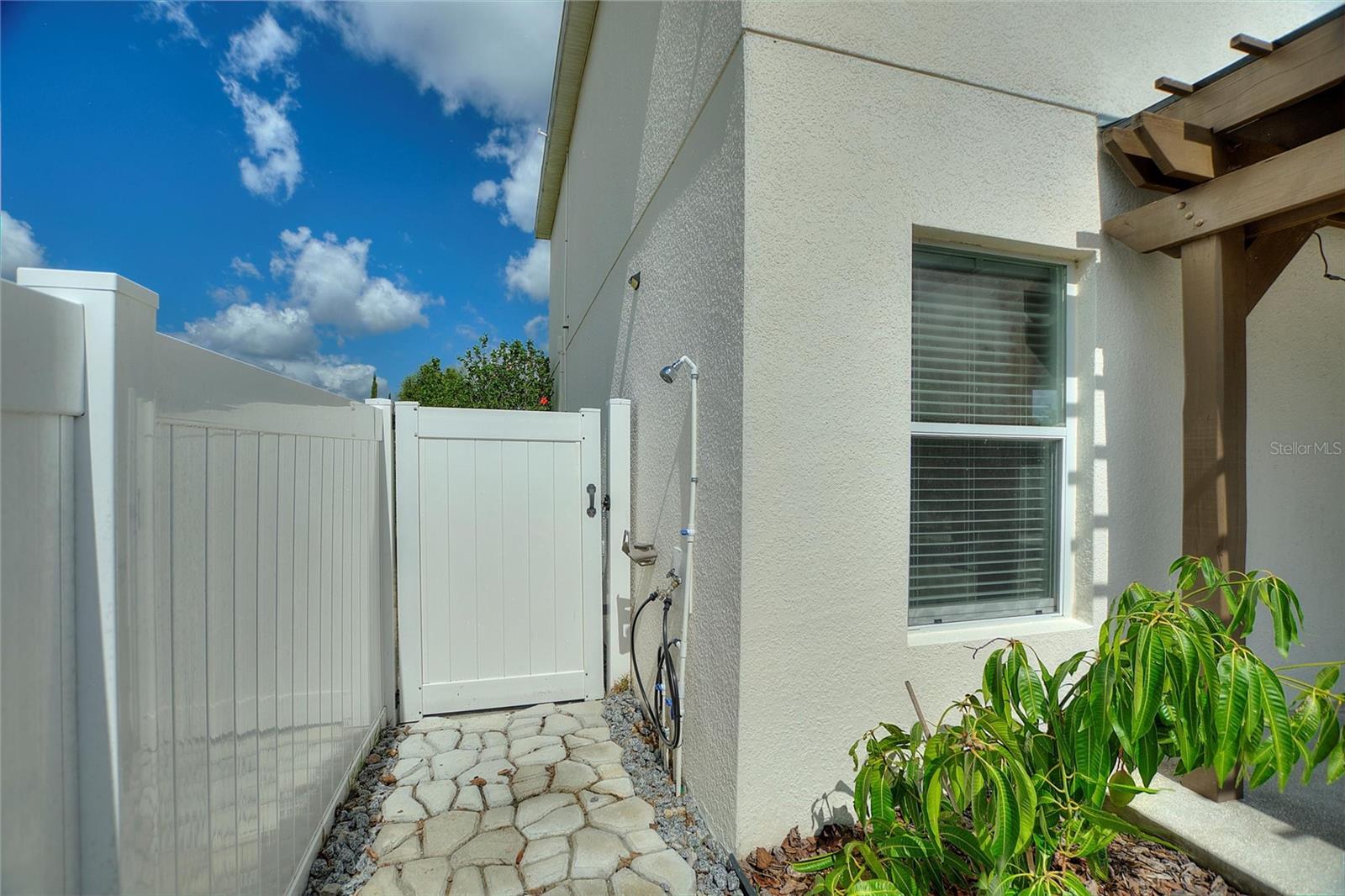 Image 40 of 74 For 372 Willet Street
