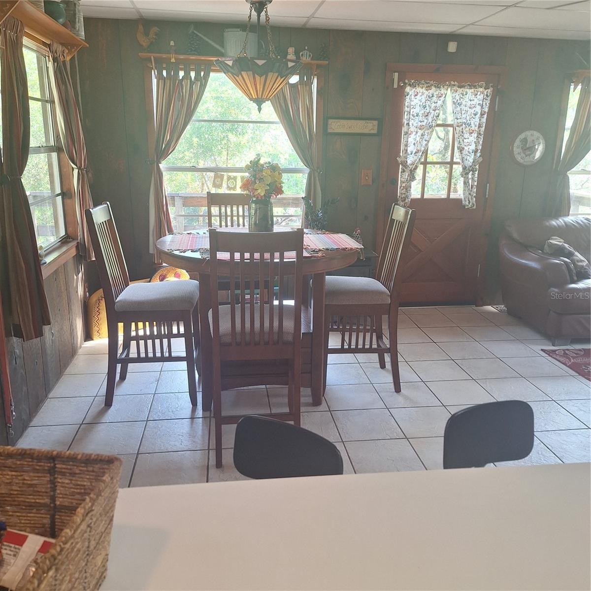 Listing photo id 9 for 5148 Cyril Drive