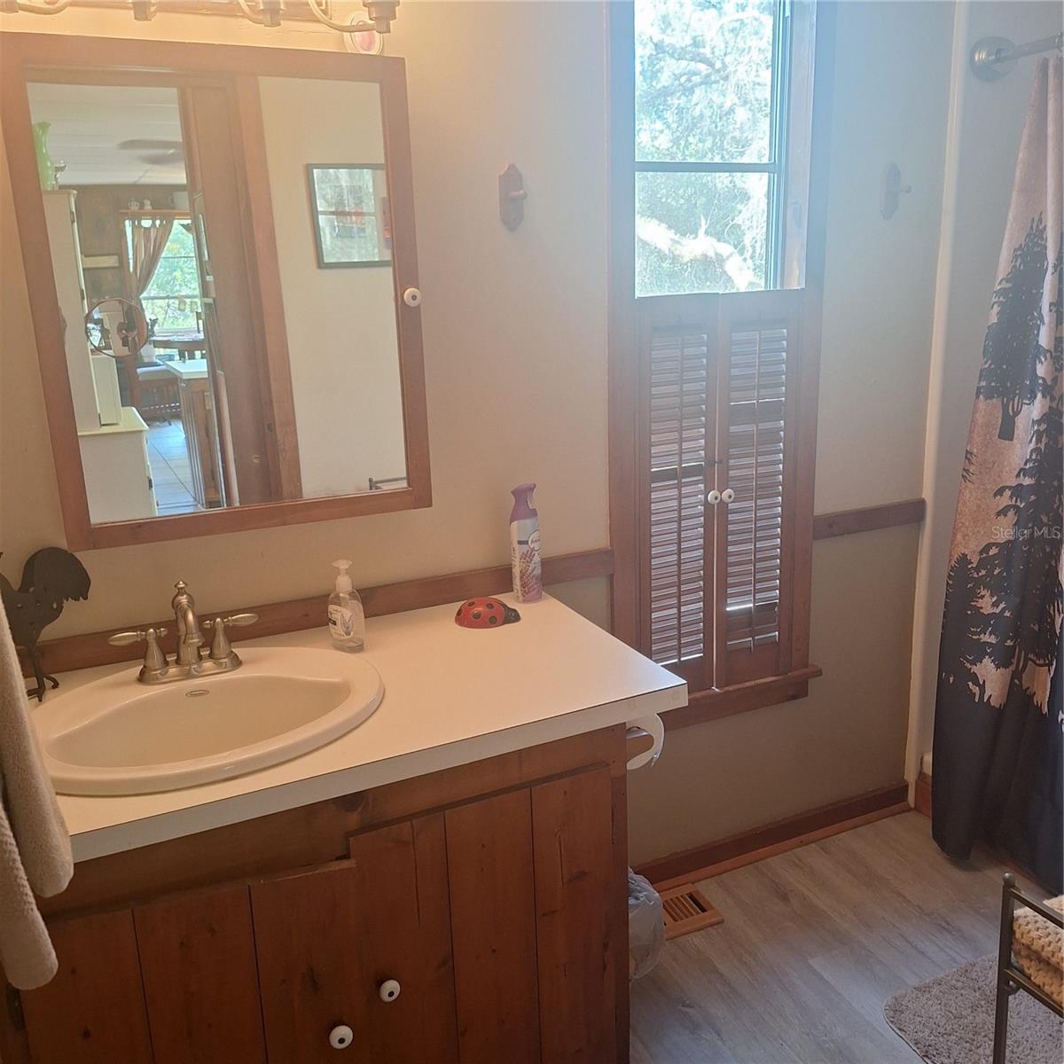 Listing photo id 21 for 5148 Cyril Drive