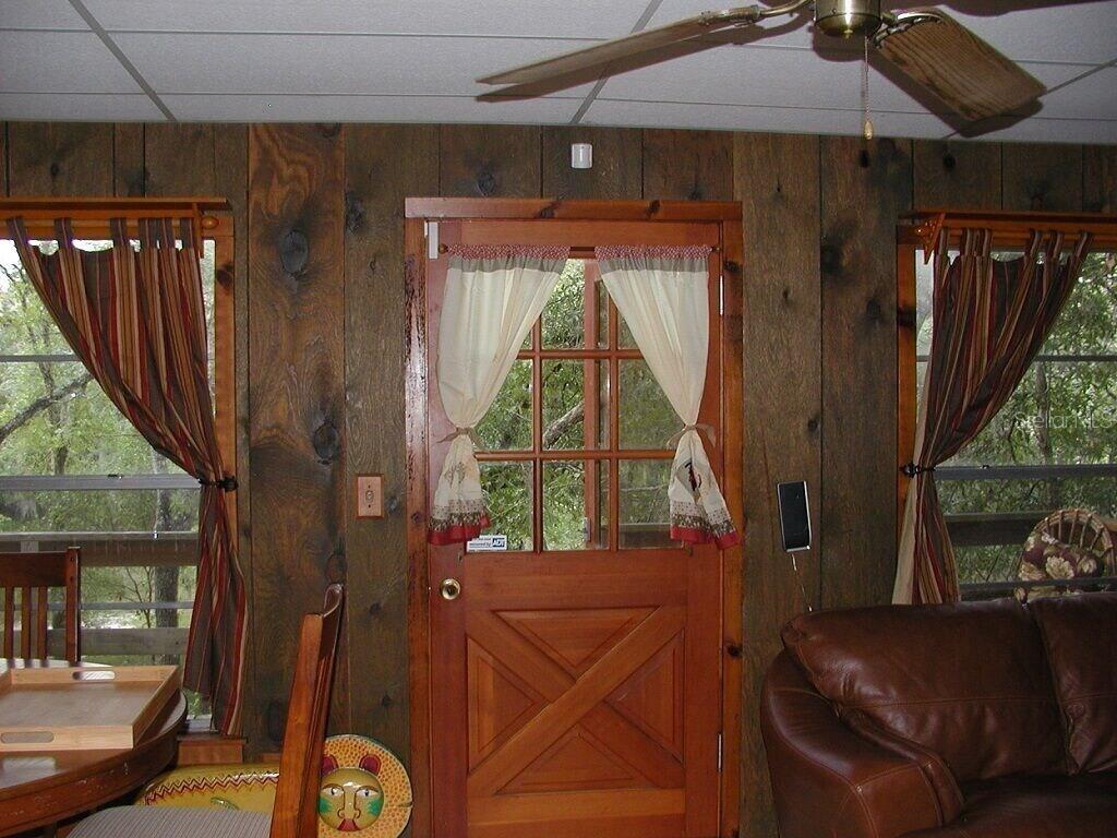 Listing photo id 7 for 5148 Cyril Drive