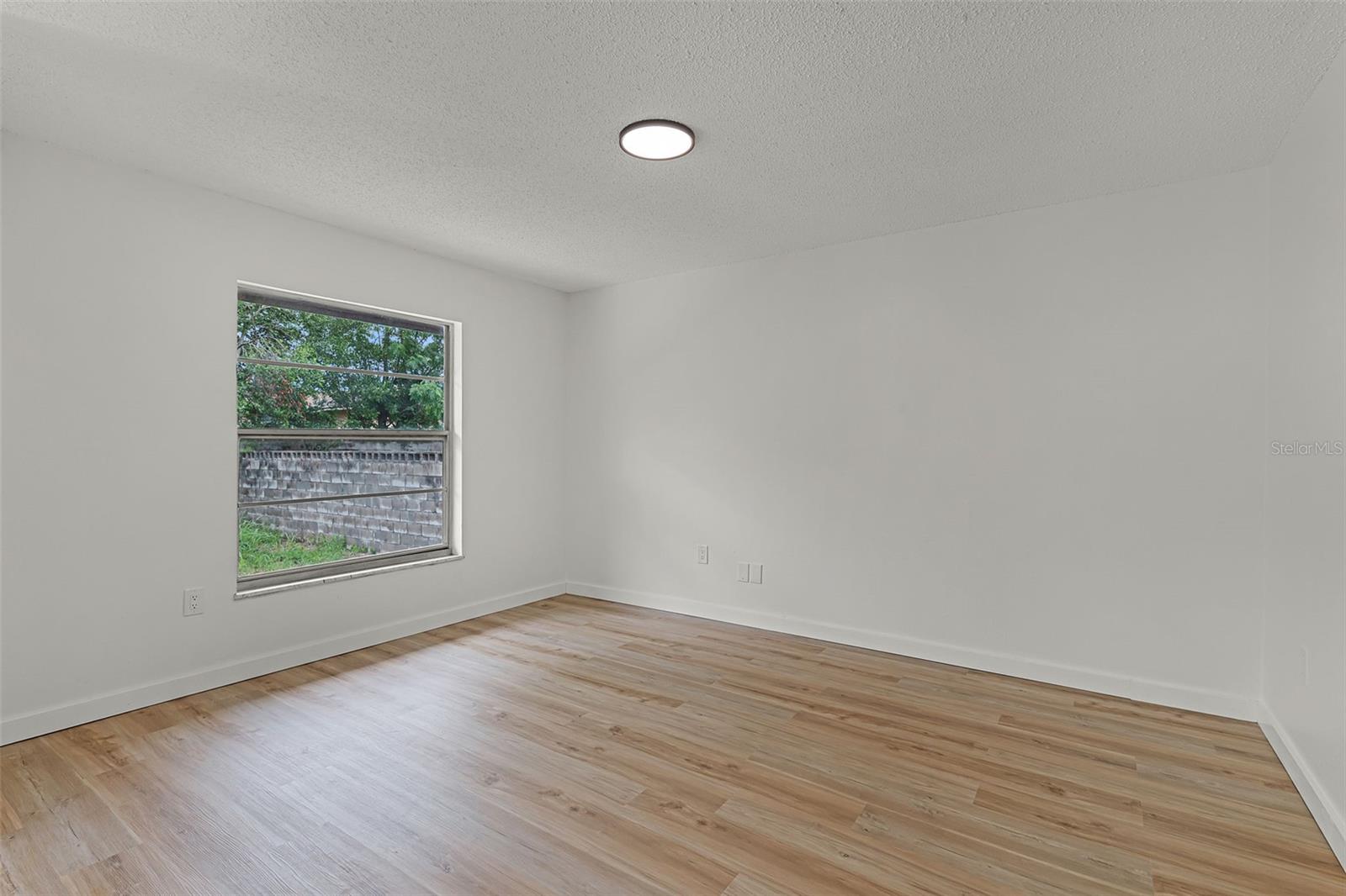 Image 19 of 51 For 7085 Willowwood Street