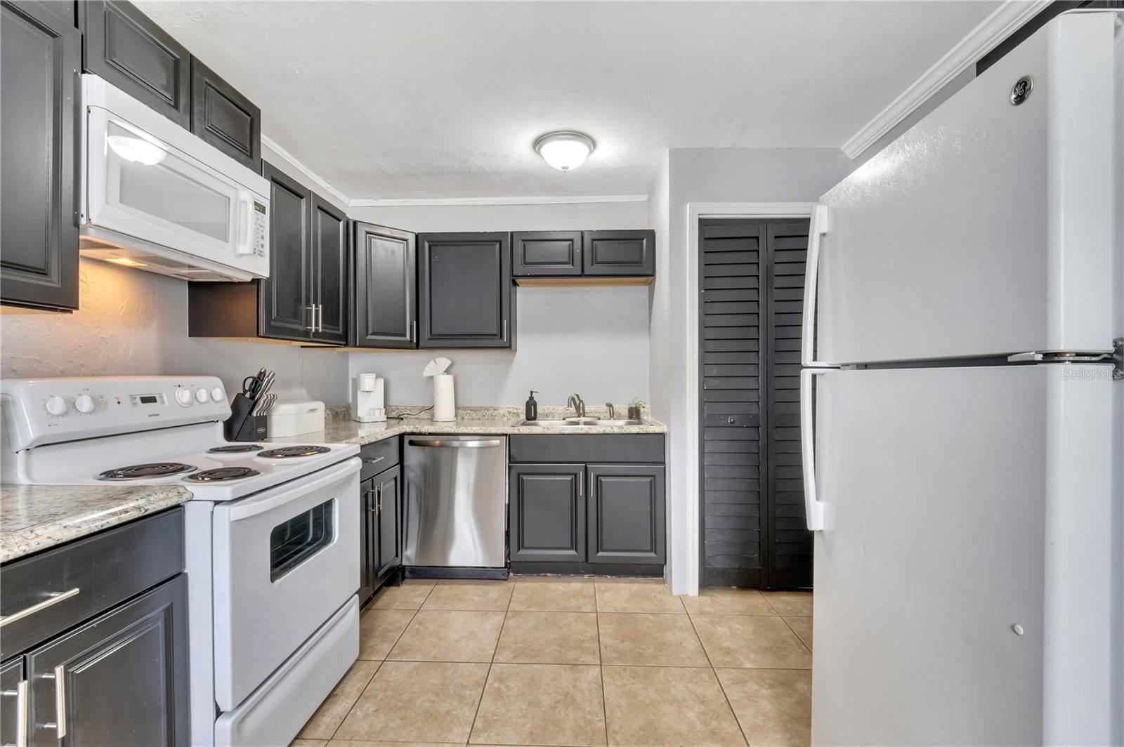 Image 18 of 57 For 415 Hyer Avenue