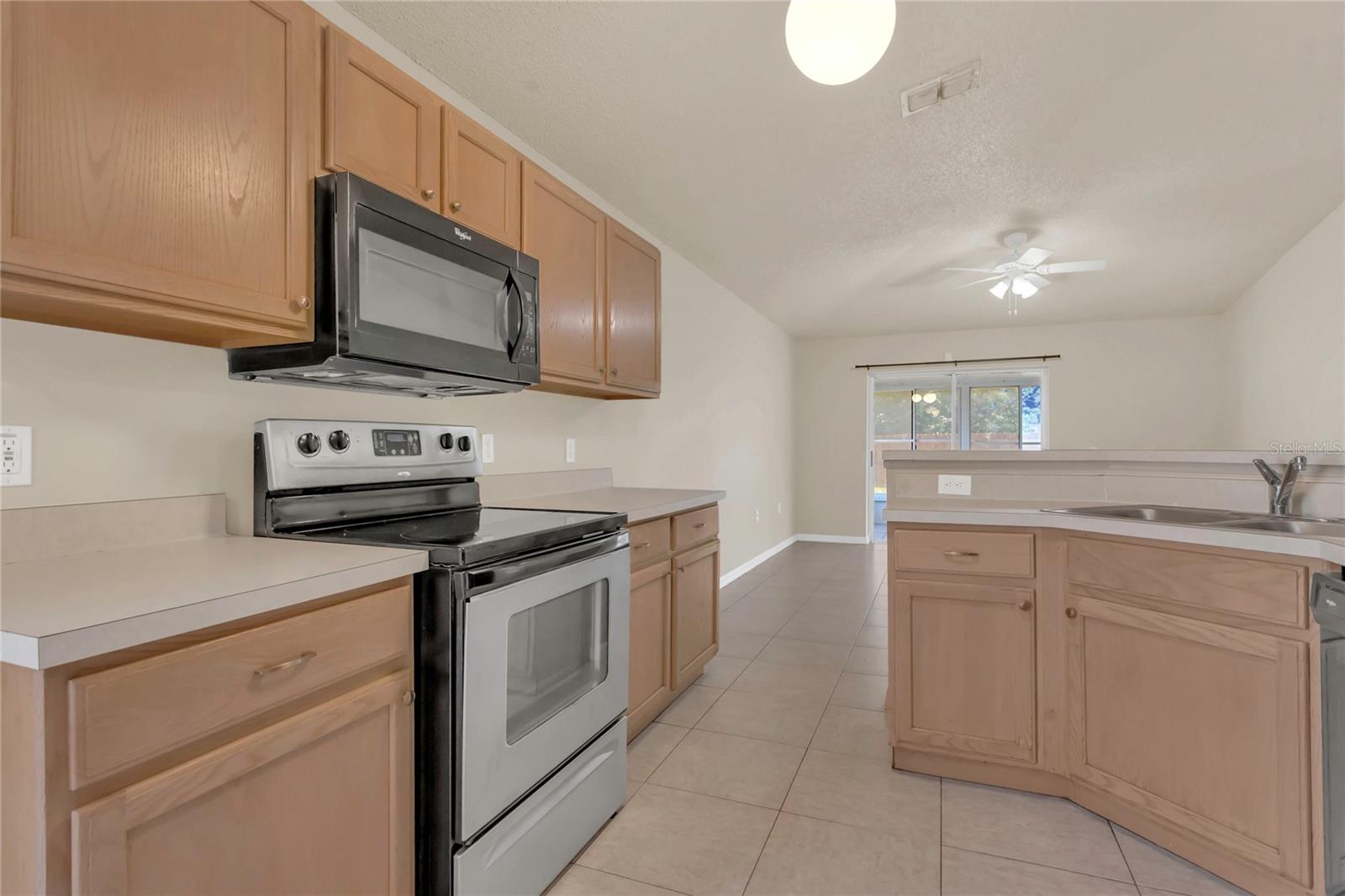 Listing photo id 8 for 806 Rocky Mountain Court