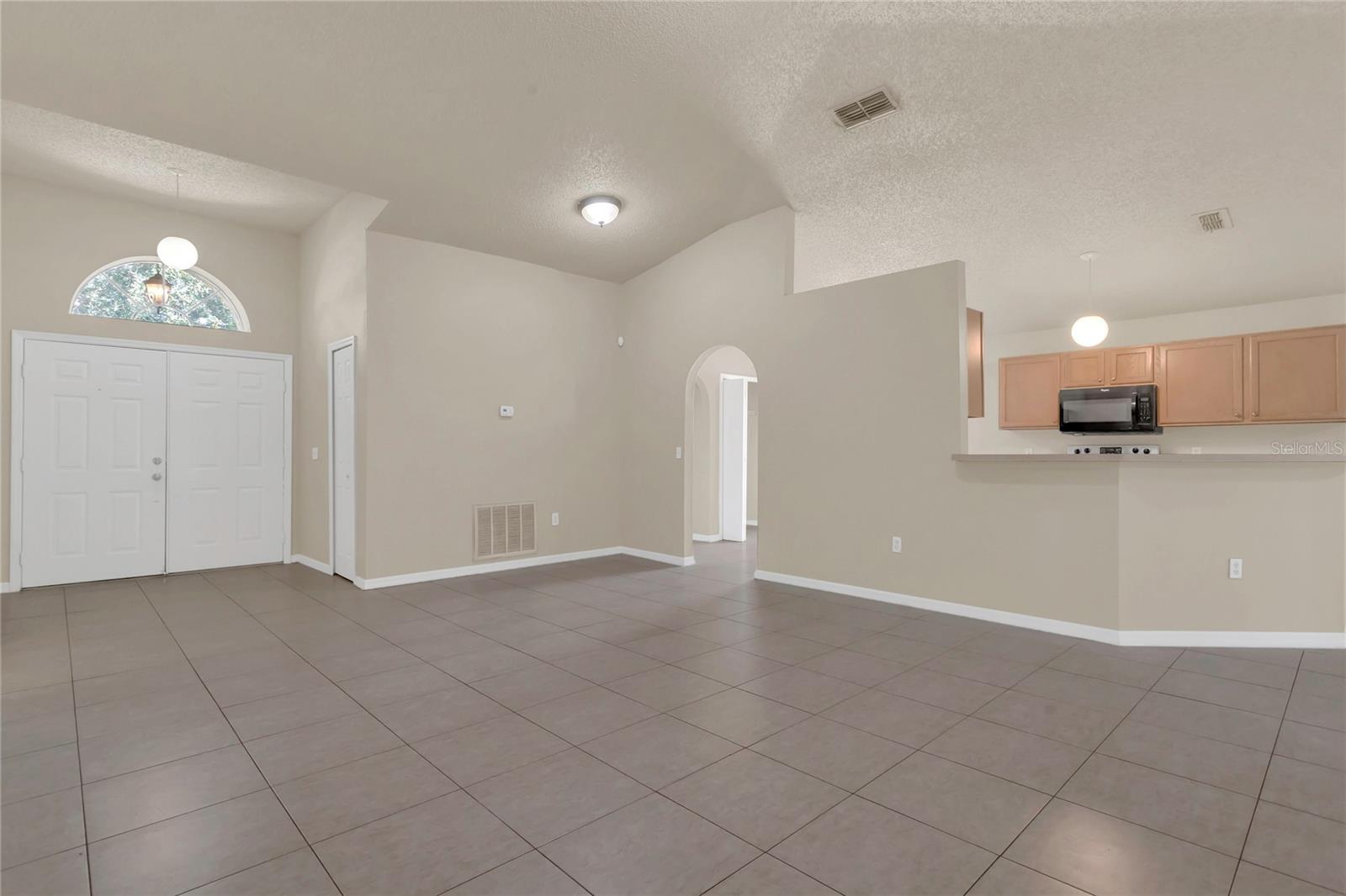 Listing photo id 9 for 806 Rocky Mountain Court