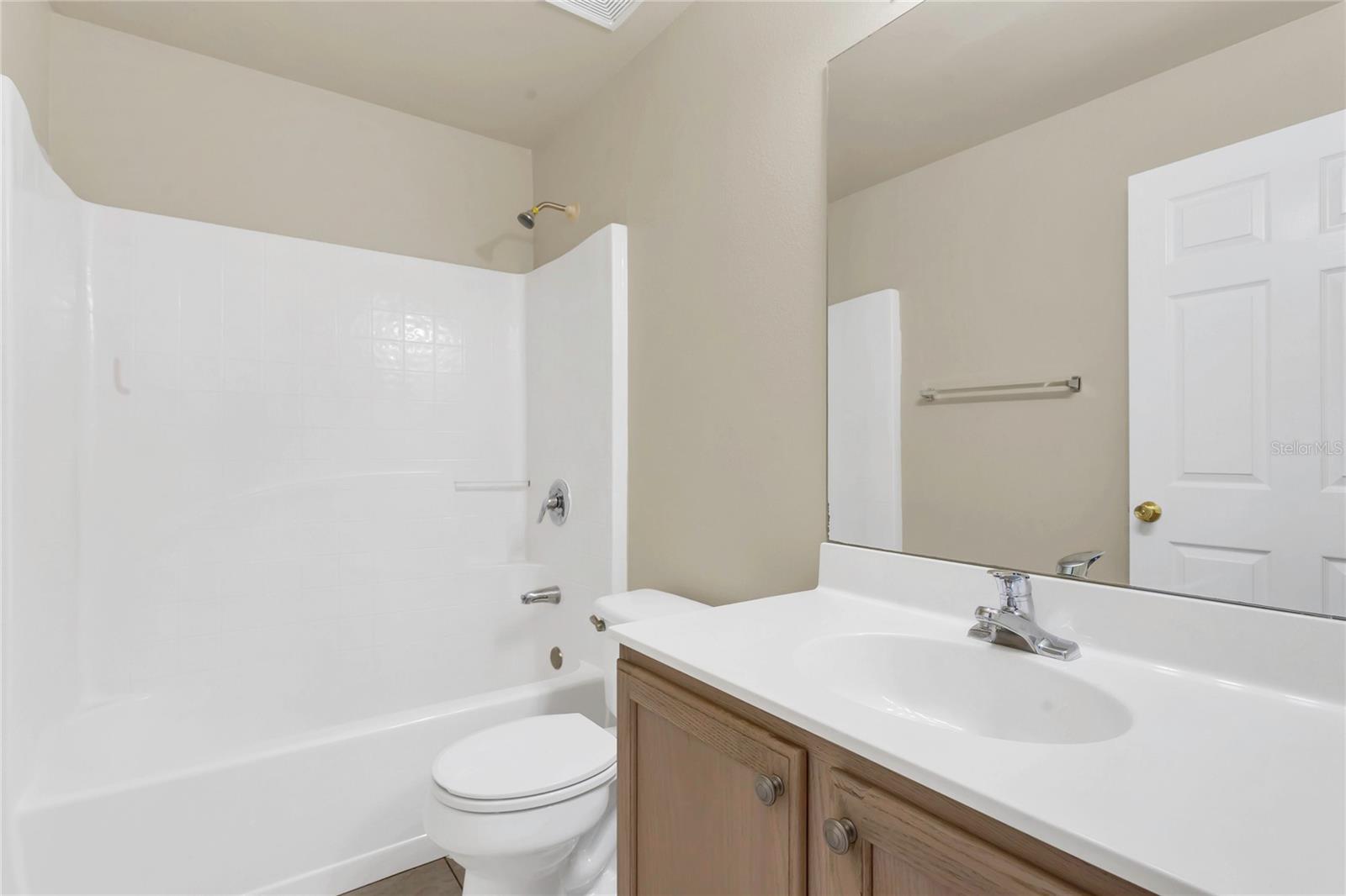 Listing photo id 13 for 806 Rocky Mountain Court