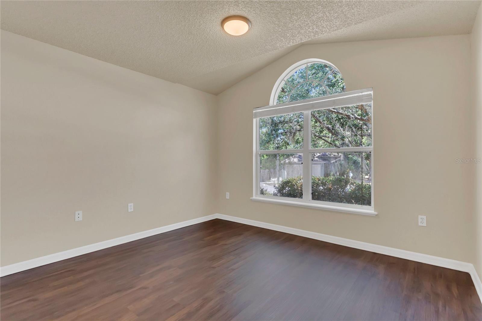 Listing photo id 14 for 806 Rocky Mountain Court
