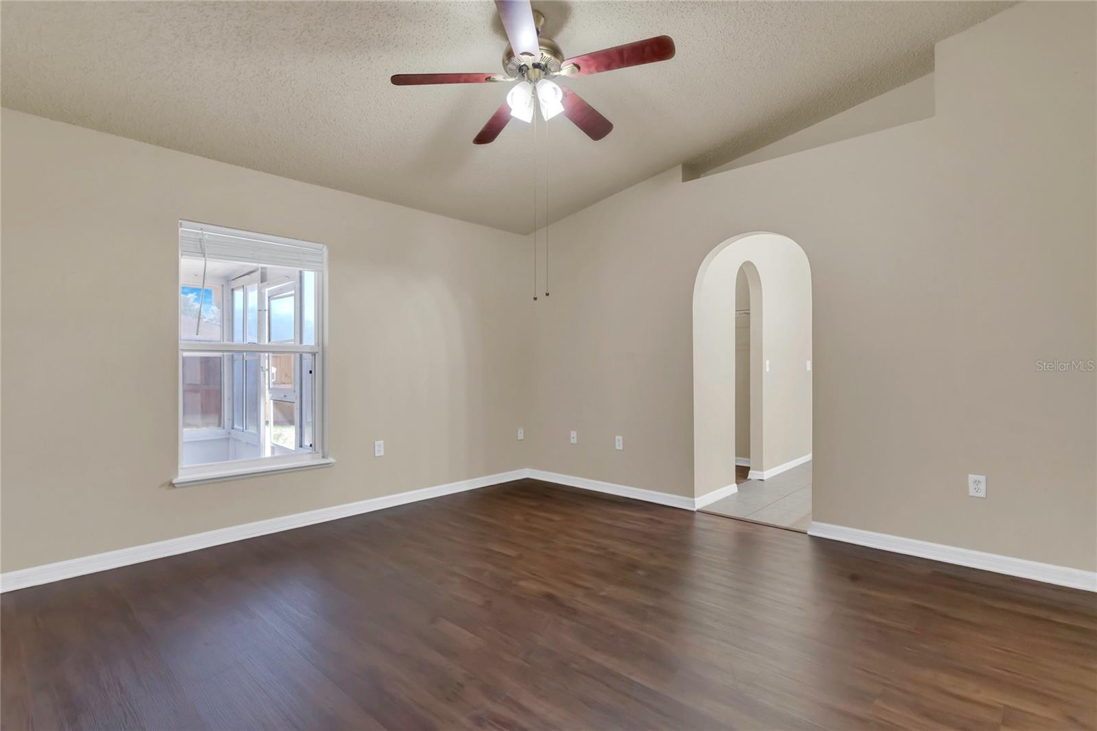 Listing photo id 15 for 806 Rocky Mountain Court