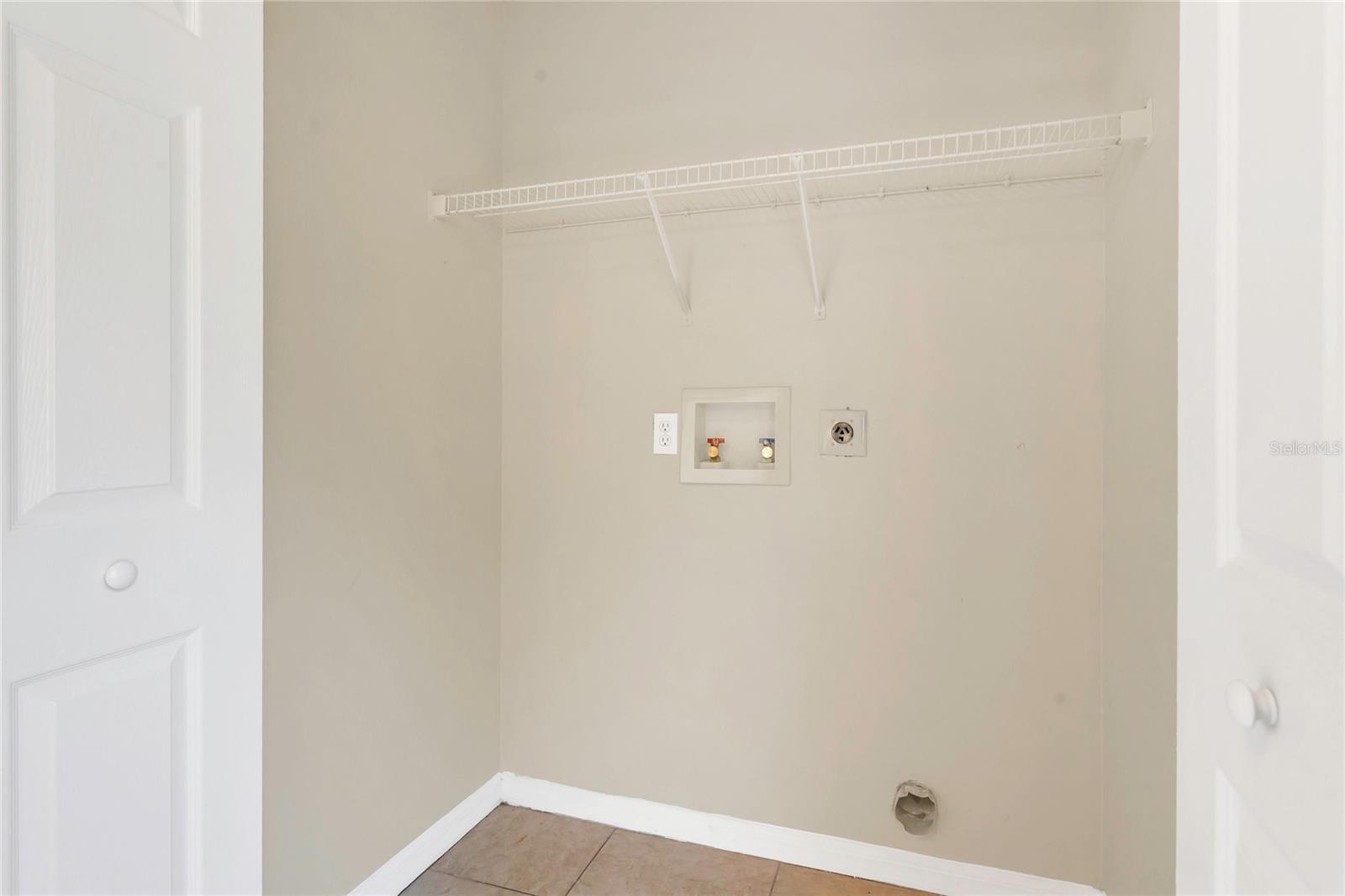 Listing photo id 16 for 806 Rocky Mountain Court