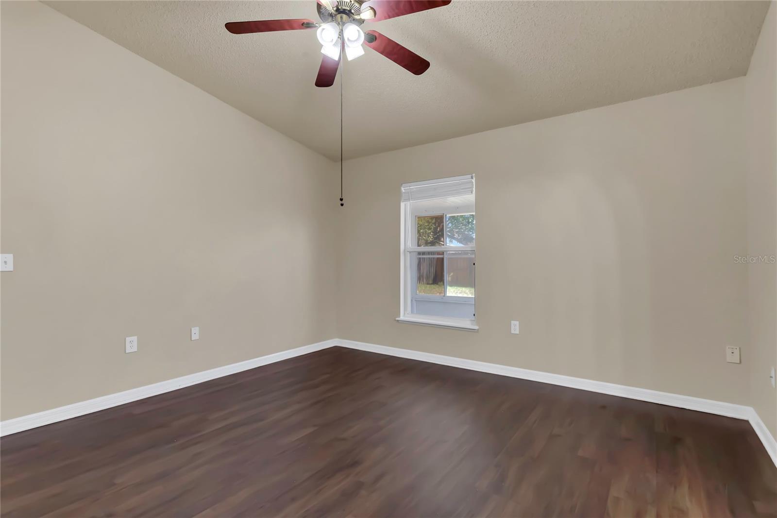 Listing photo id 17 for 806 Rocky Mountain Court