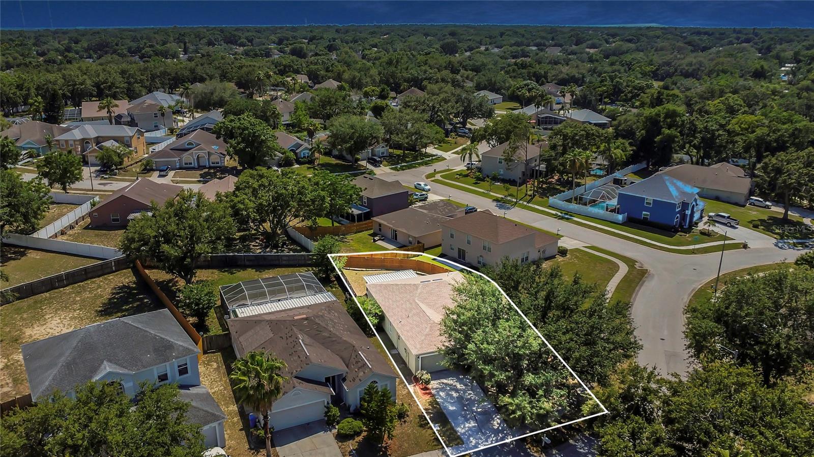 Listing photo id 32 for 806 Rocky Mountain Court