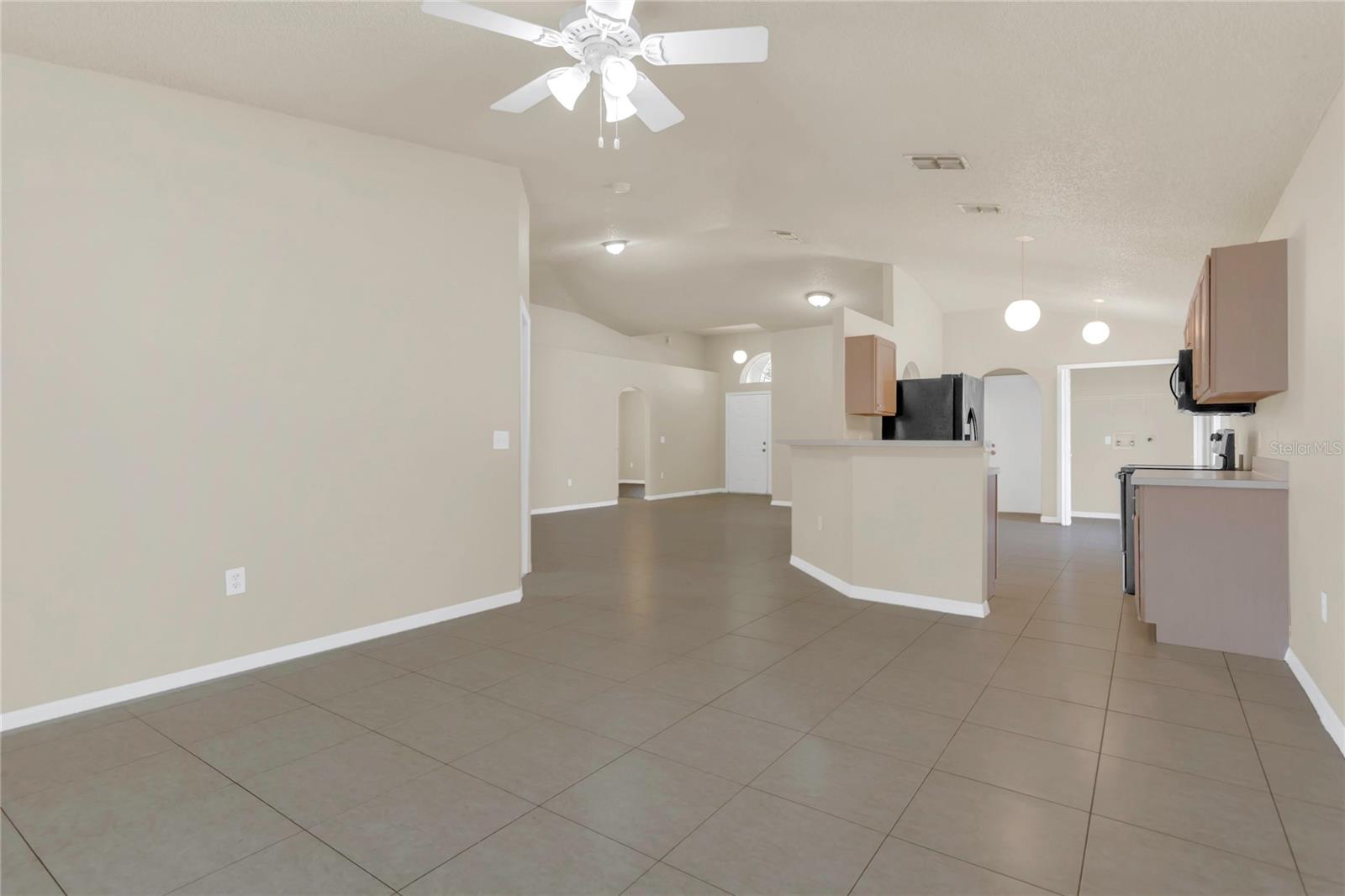 Listing photo id 2 for 806 Rocky Mountain Court
