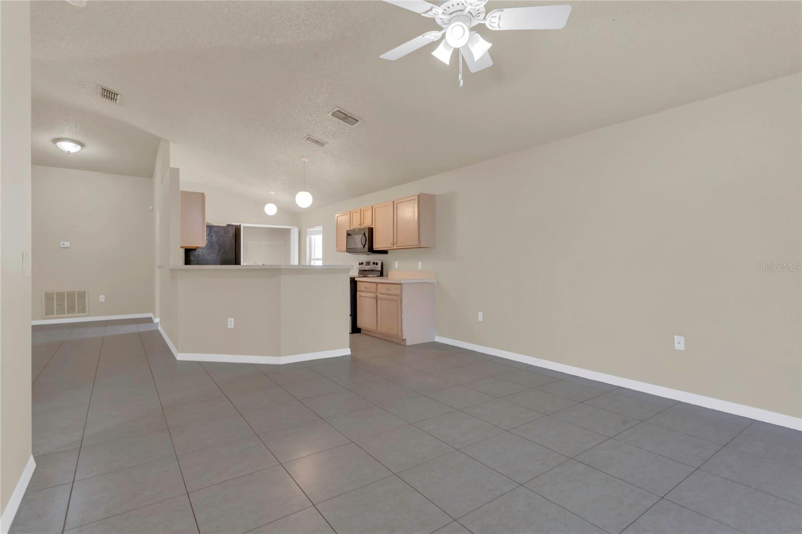 Listing photo id 3 for 806 Rocky Mountain Court