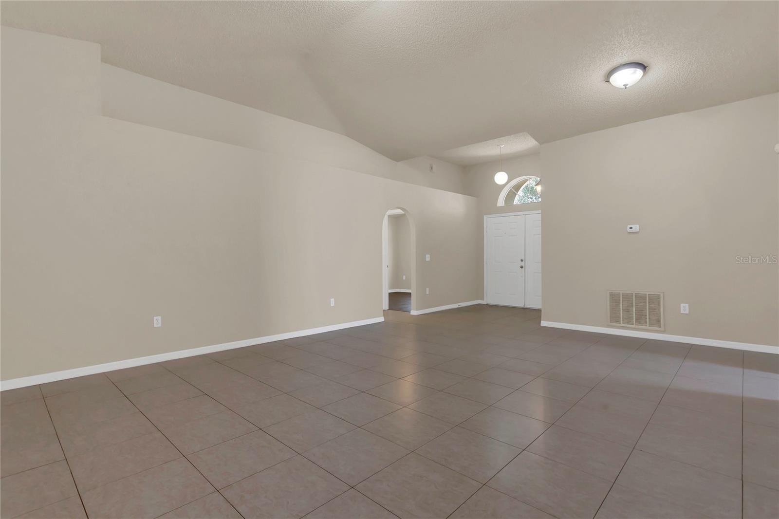 Listing photo id 4 for 806 Rocky Mountain Court