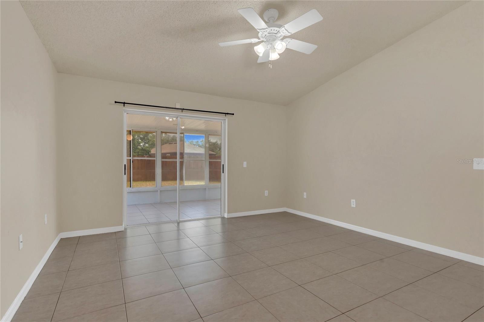 Listing photo id 5 for 806 Rocky Mountain Court