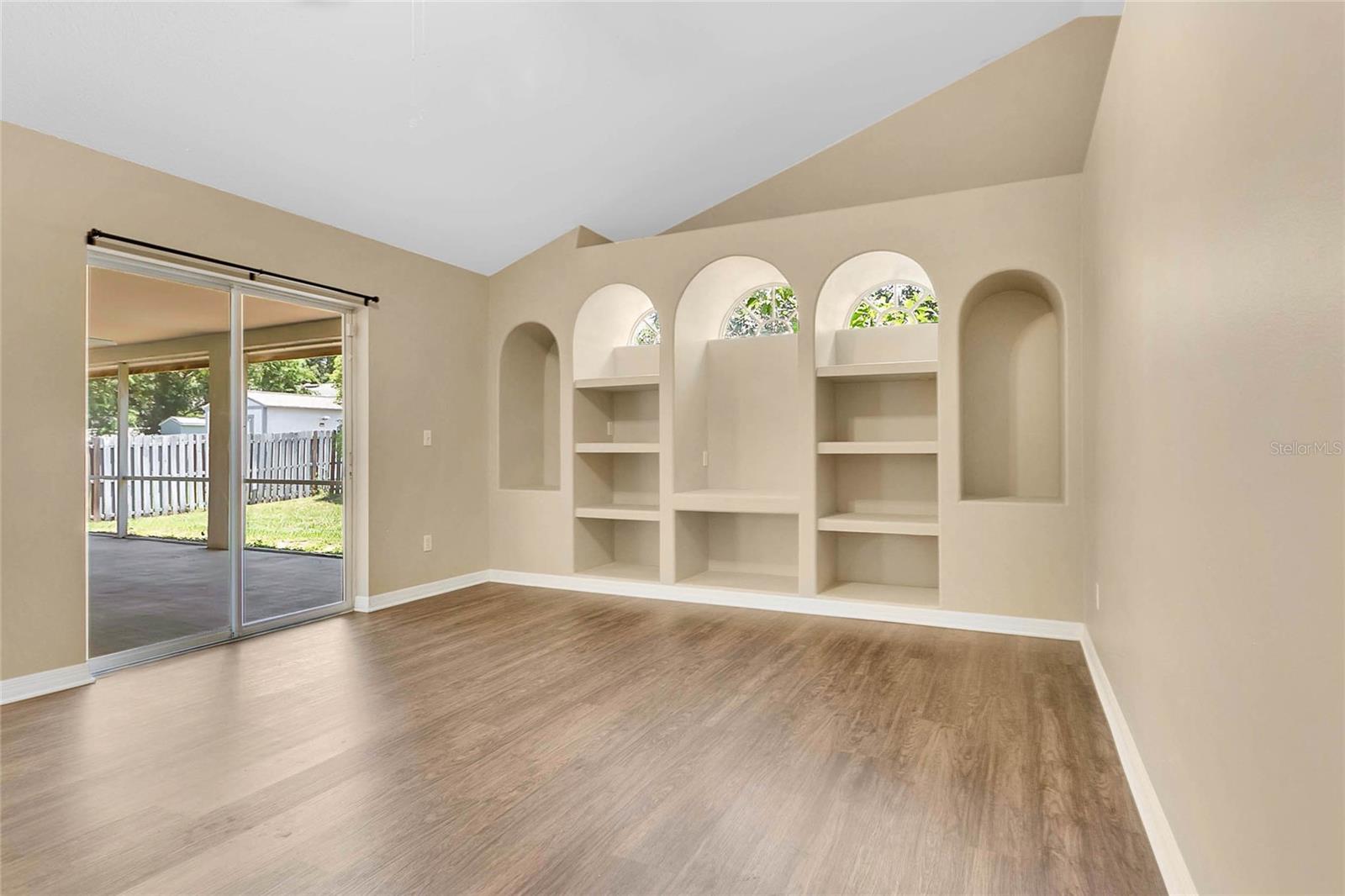 Image 11 of 33 For 922 Hatteras Avenue