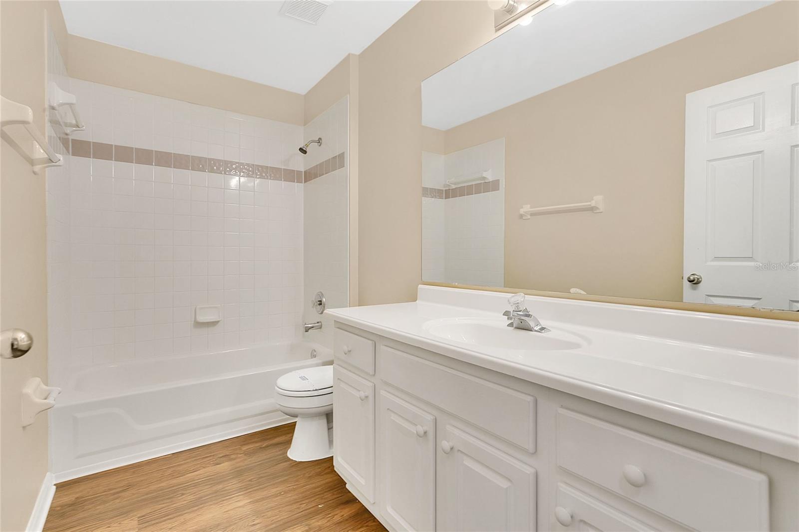 Image 17 of 33 For 922 Hatteras Avenue