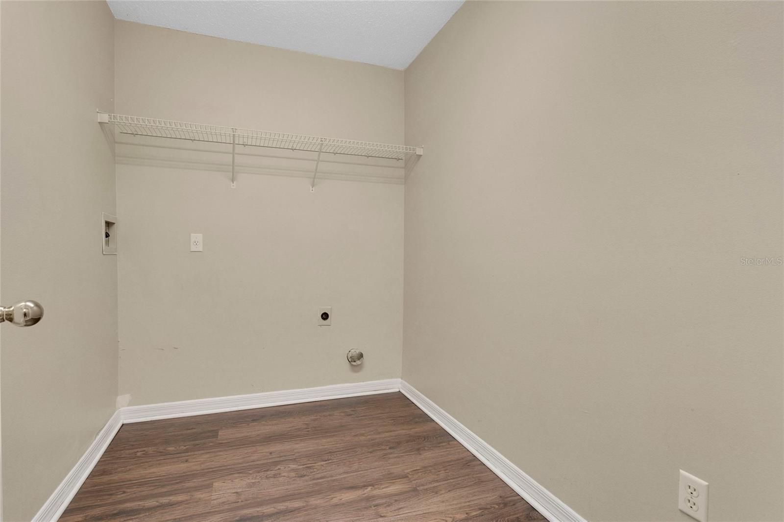 Image 21 of 33 For 922 Hatteras Avenue