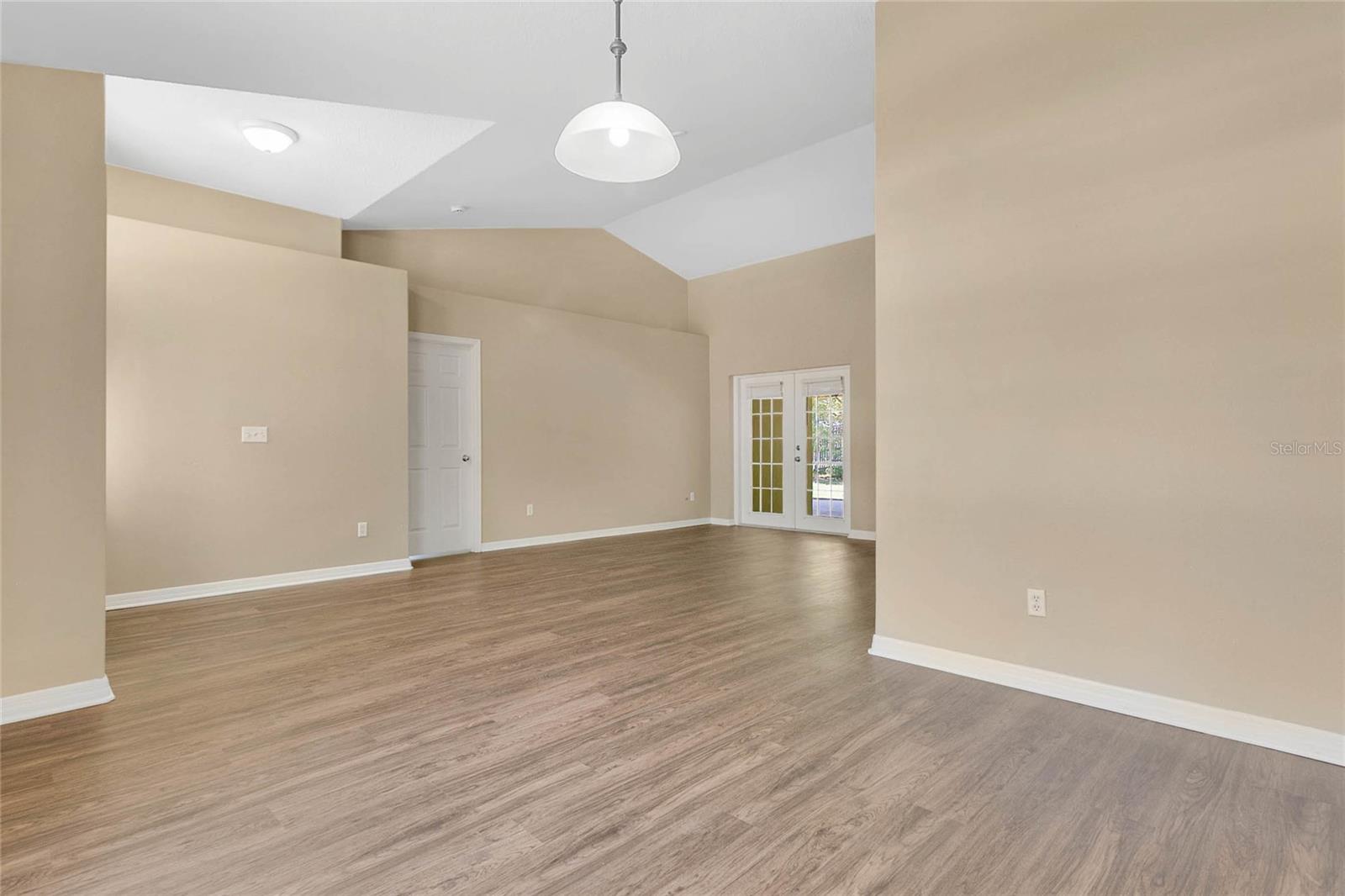 Image 5 of 33 For 922 Hatteras Avenue