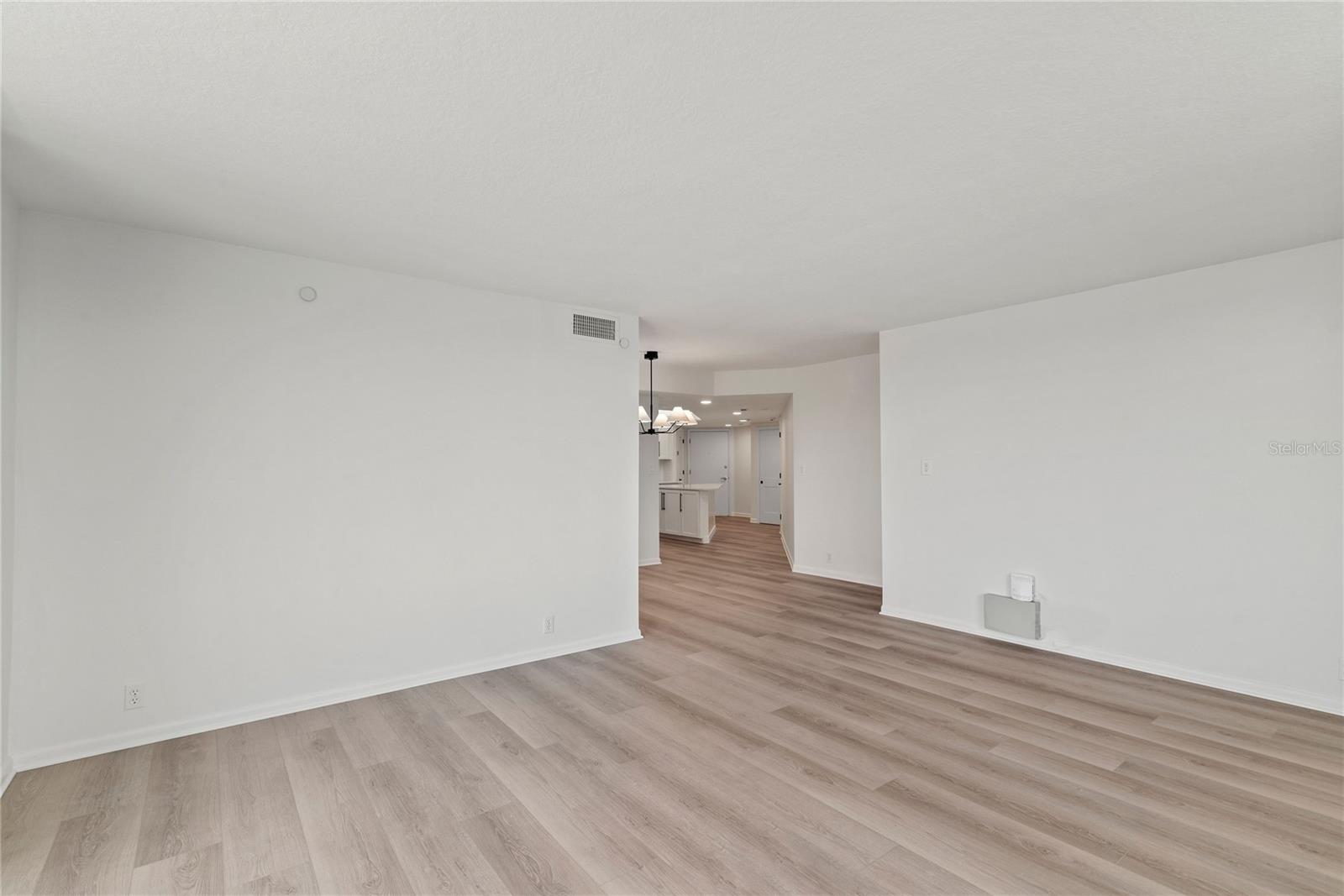 Image 11 of 47 For 400 Colonial Drive 402