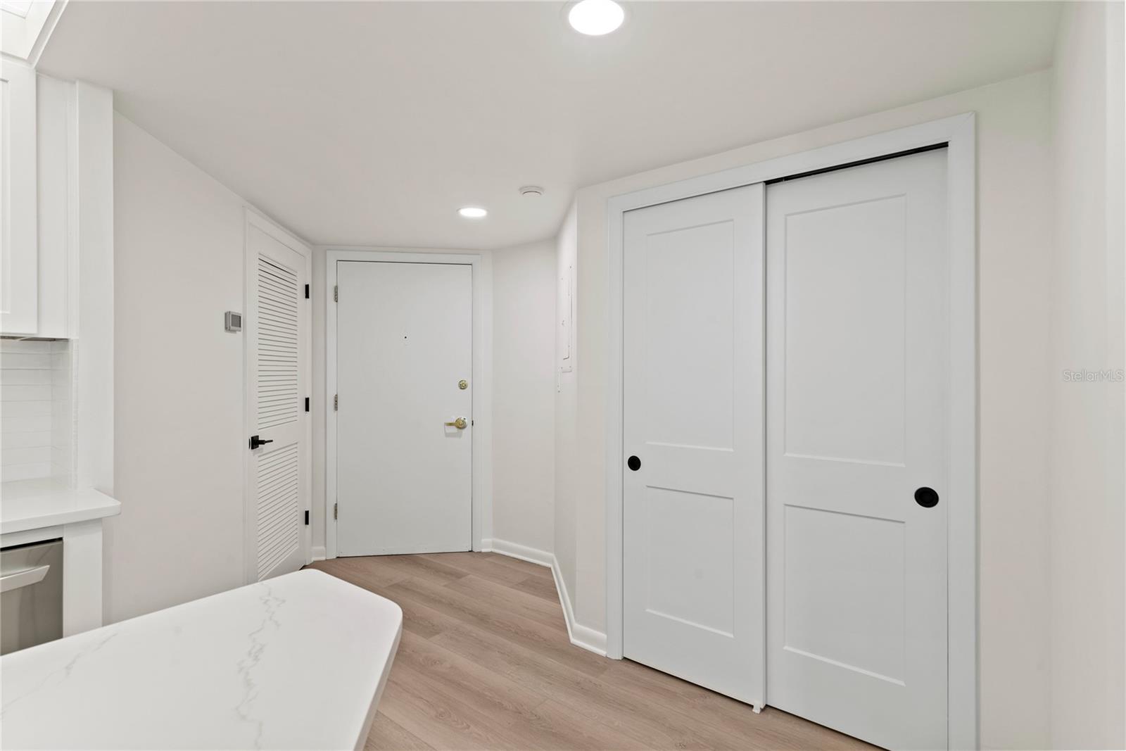 Image 4 of 47 For 400 Colonial Drive 402