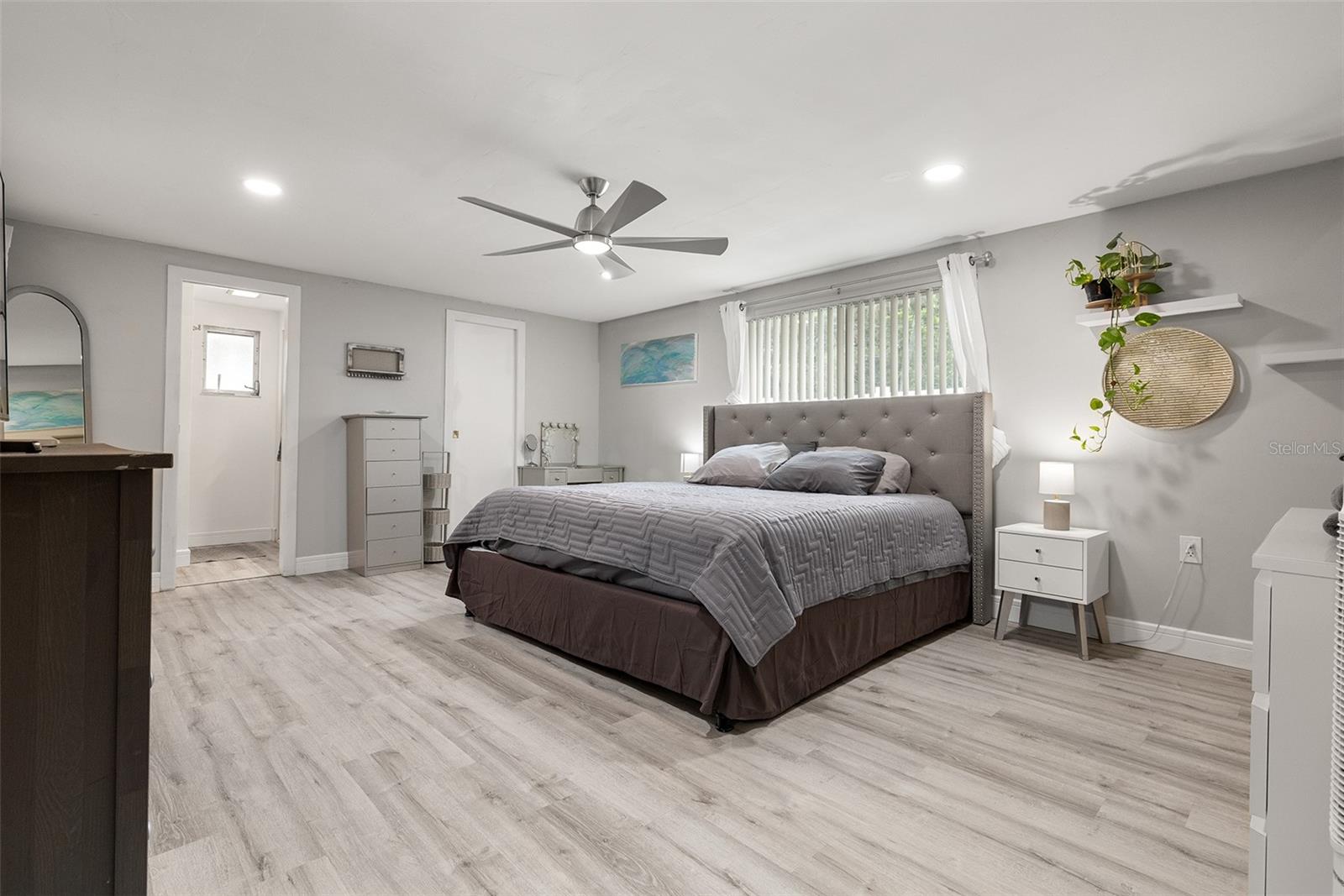 Image 22 of 35 For 5651 Kelly Drive N