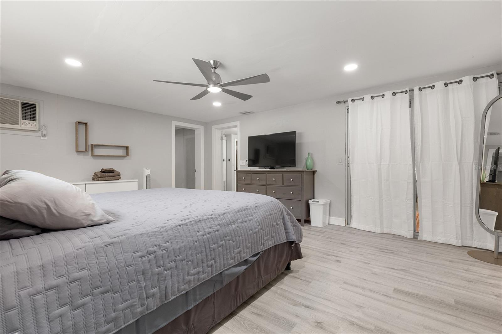Image 24 of 35 For 5651 Kelly Drive N