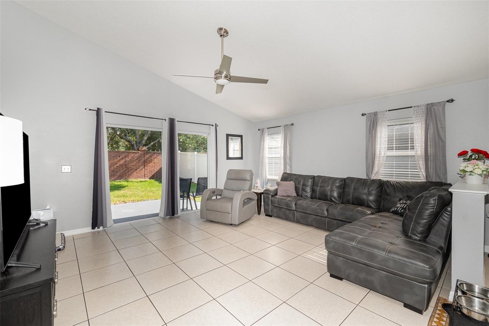 Listing photo id 8 for 637 Blenheim Loop