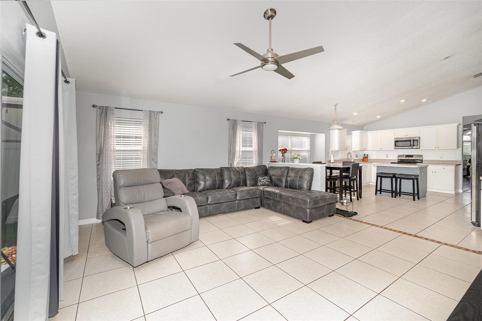 Listing photo id 11 for 637 Blenheim Loop