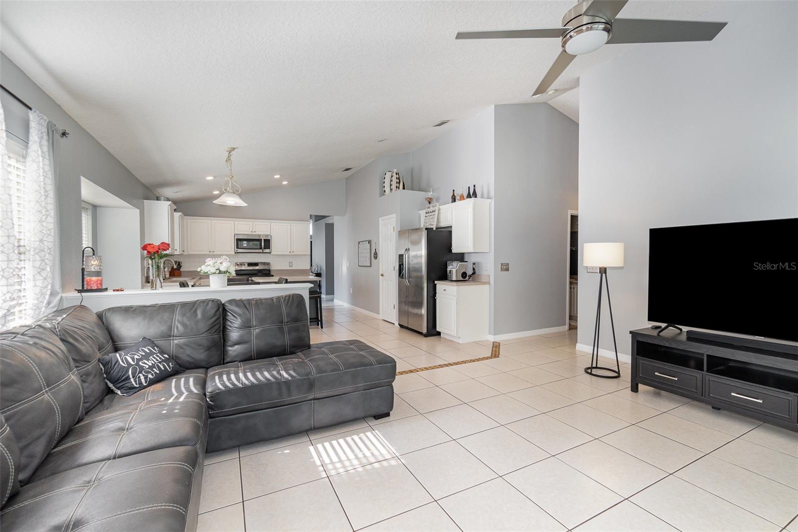 Listing photo id 12 for 637 Blenheim Loop
