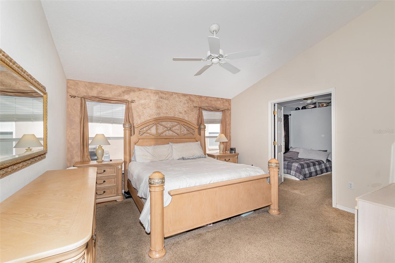 Listing photo id 13 for 637 Blenheim Loop