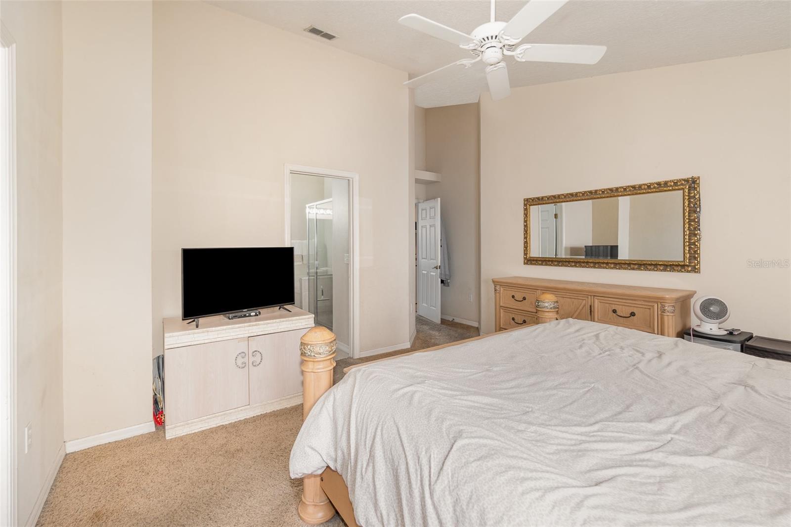 Listing photo id 17 for 637 Blenheim Loop