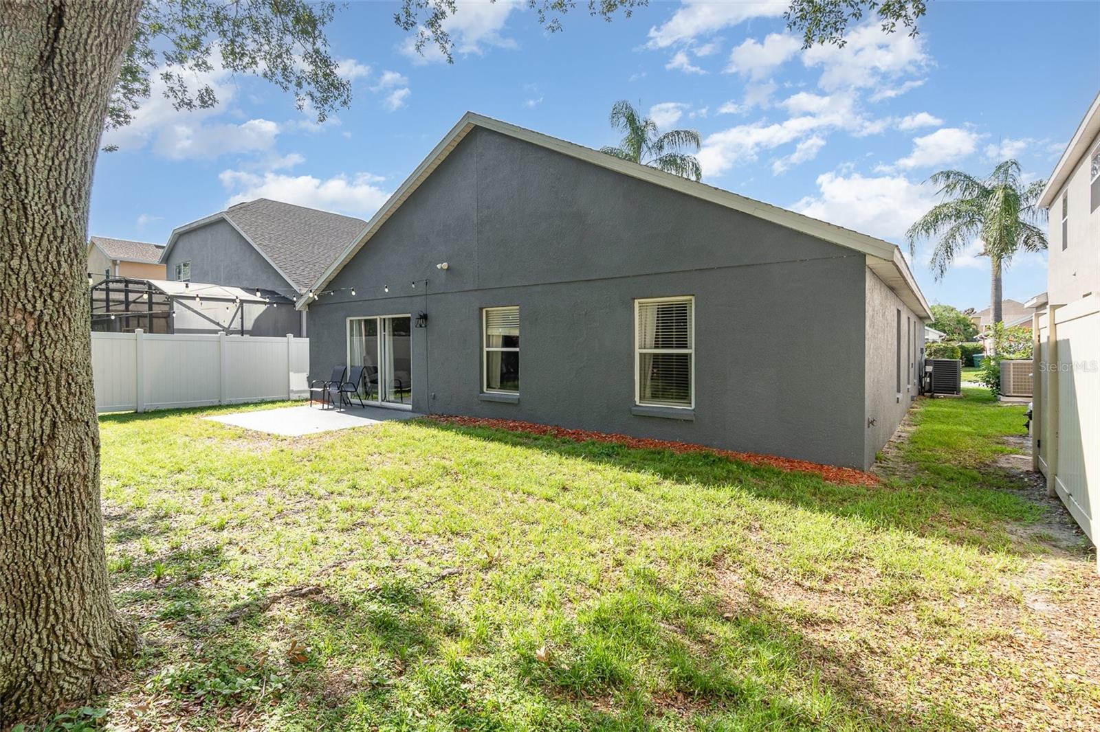 Listing photo id 32 for 637 Blenheim Loop