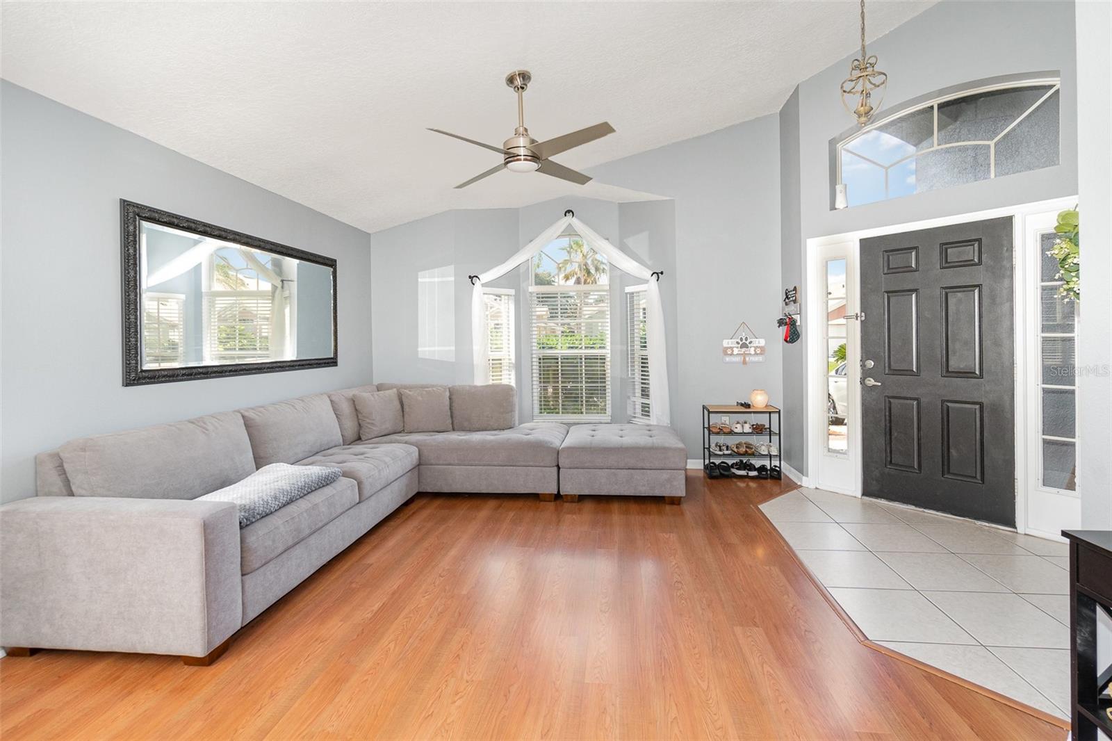 Listing photo id 2 for 637 Blenheim Loop