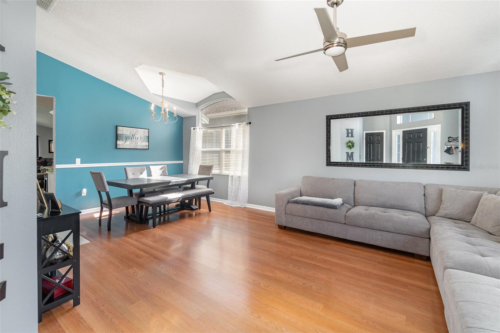 Listing photo id 3 for 637 Blenheim Loop