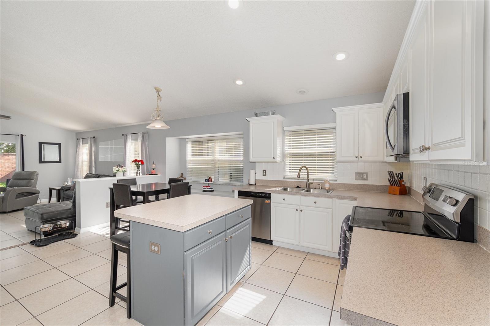 Listing photo id 4 for 637 Blenheim Loop