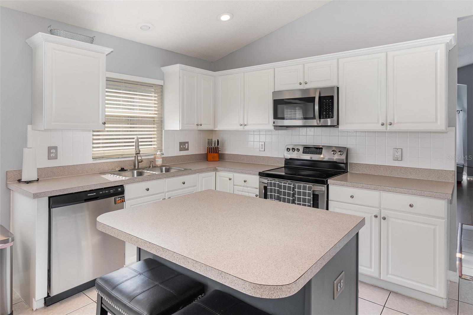 Listing photo id 5 for 637 Blenheim Loop