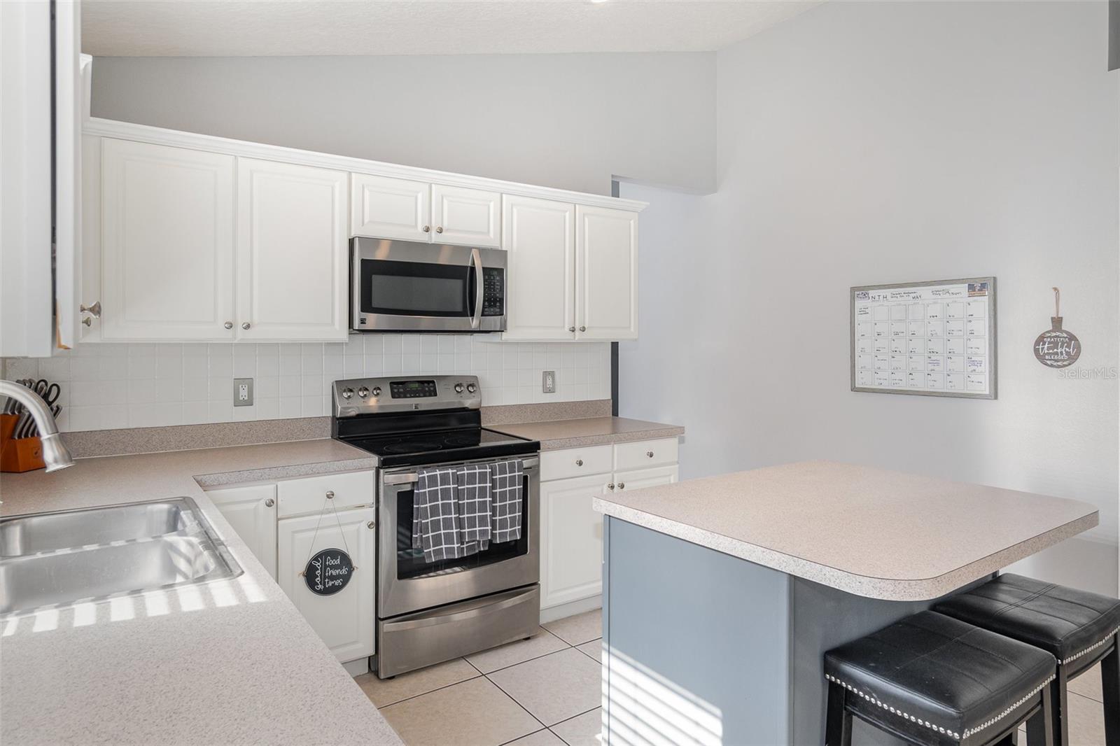Listing photo id 6 for 637 Blenheim Loop