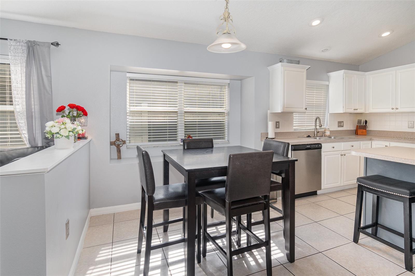 Listing photo id 7 for 637 Blenheim Loop