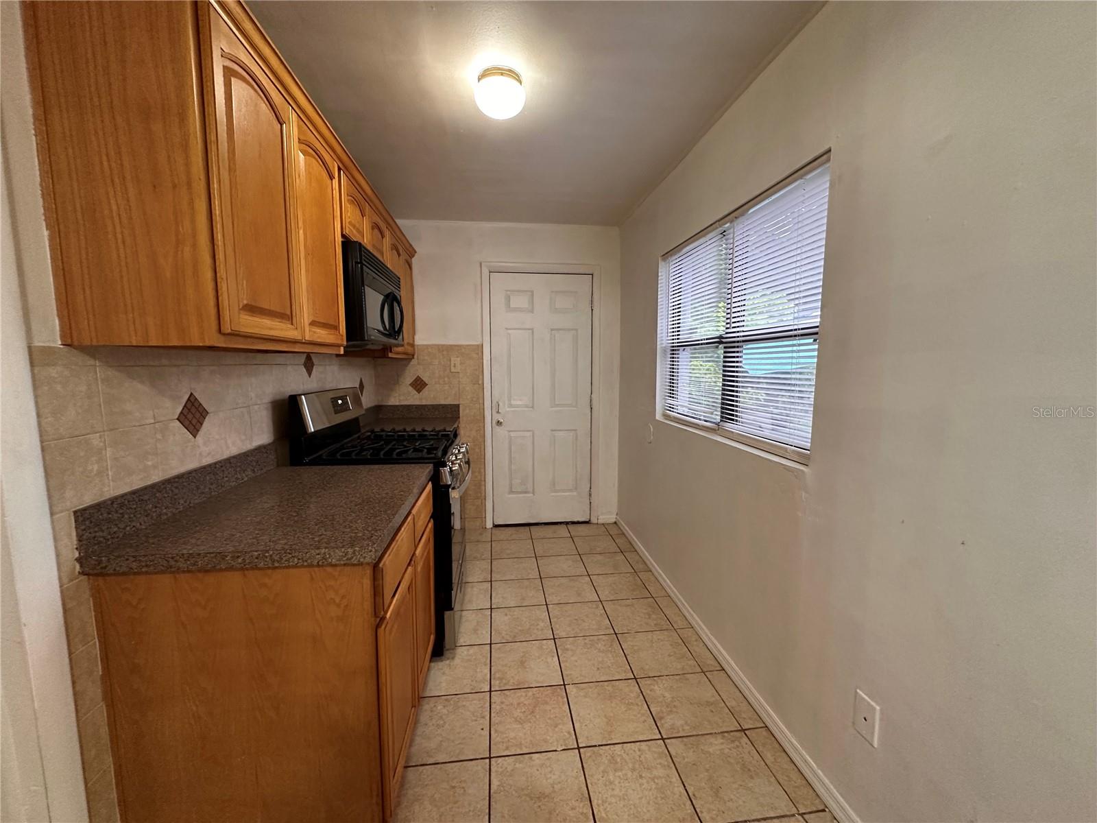 Image 7 of 26 For 2829 Sanford Avenue