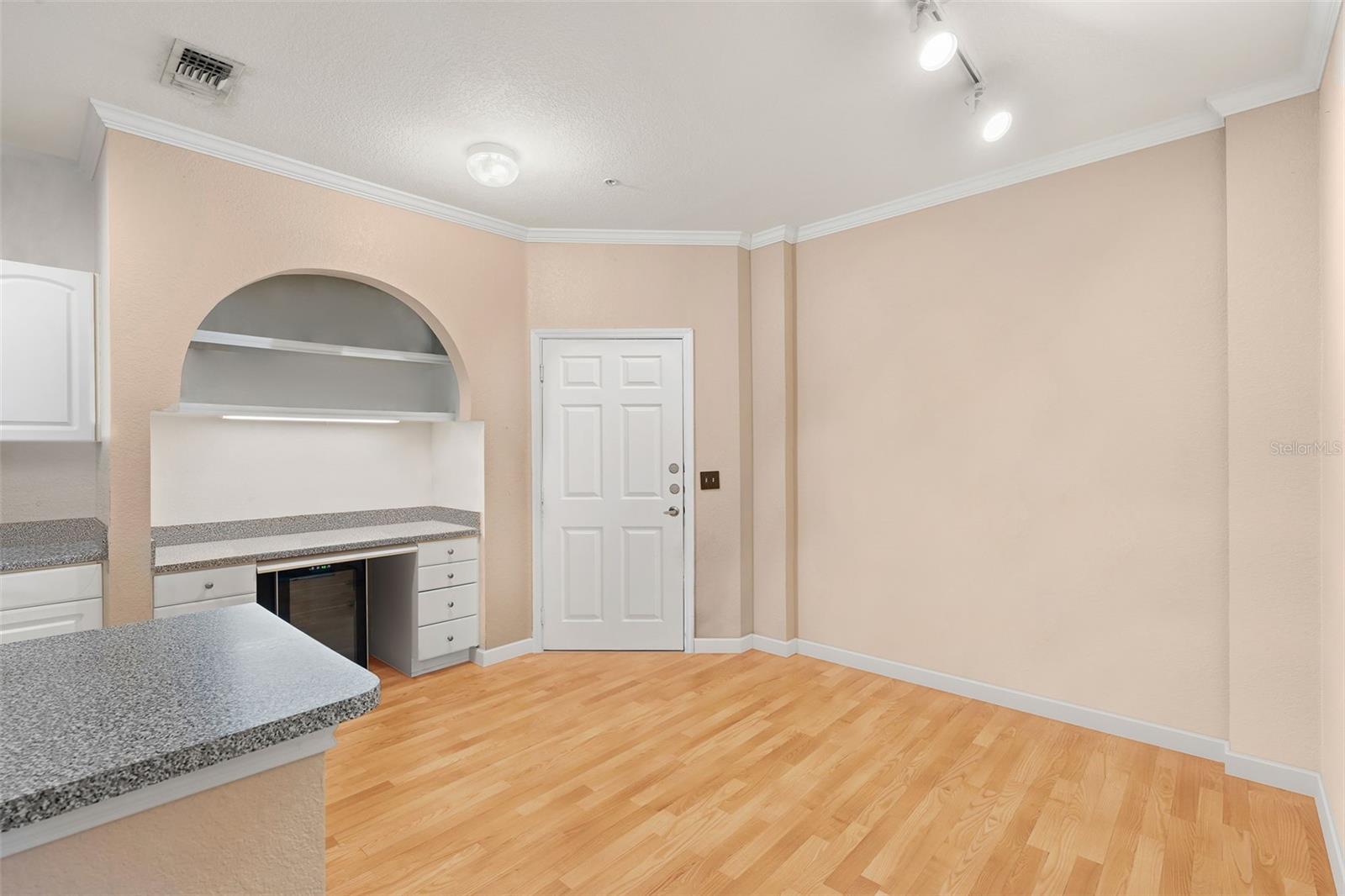 Image 5 of 31 For 860 Orange Avenue 323