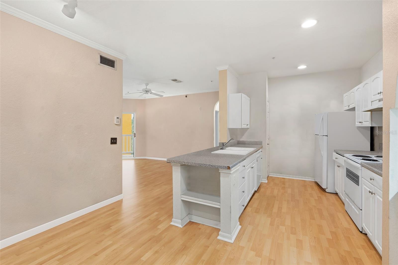 Image 6 of 31 For 860 Orange Avenue 323